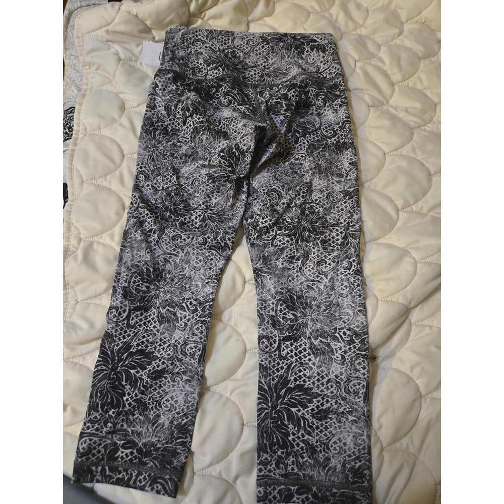Lululemon Women's Printed capri Leggings Size 6 - Picture 4 of 4